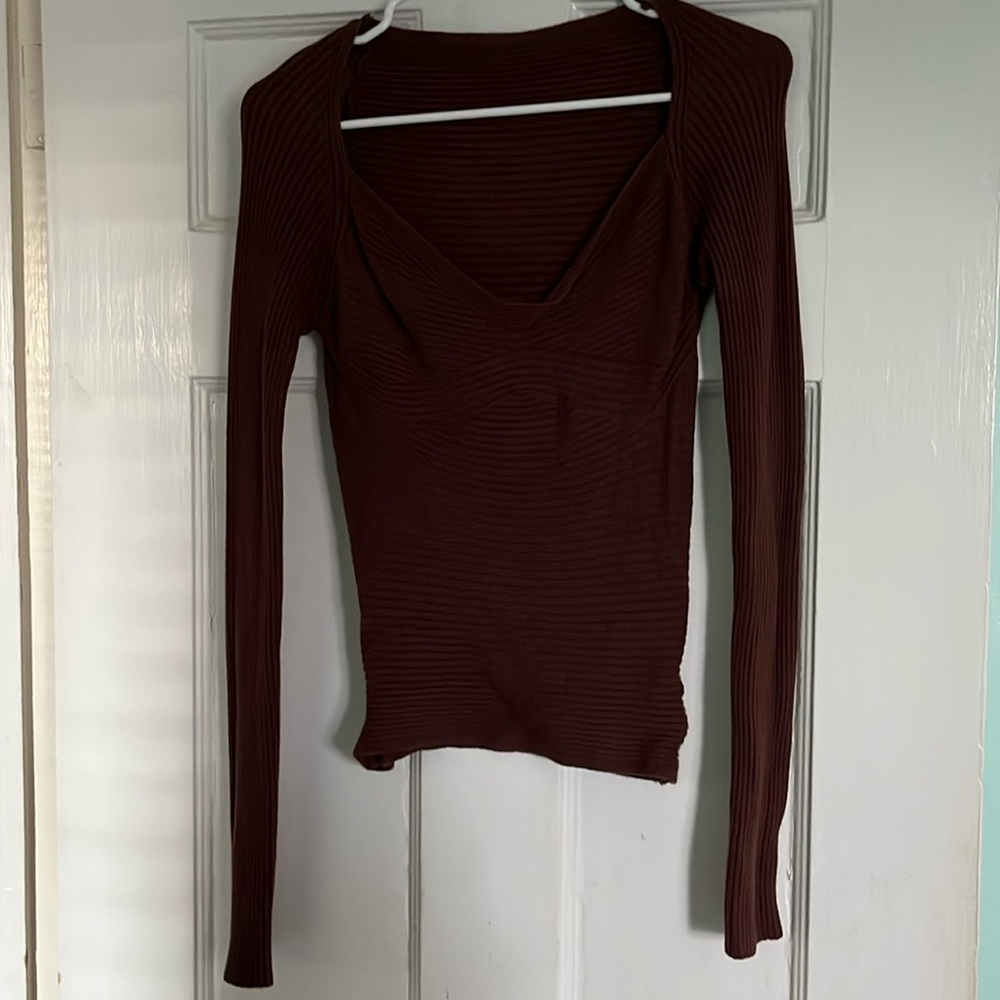 Brown tight fit long sleeve sweater. Never worn. Size M